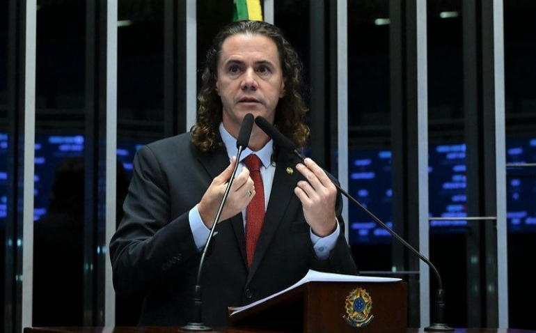 Relat�rio de Veneziano que define guarda compartilhada de pets para casais que se separam � aprovado no Senado e segue para san��o