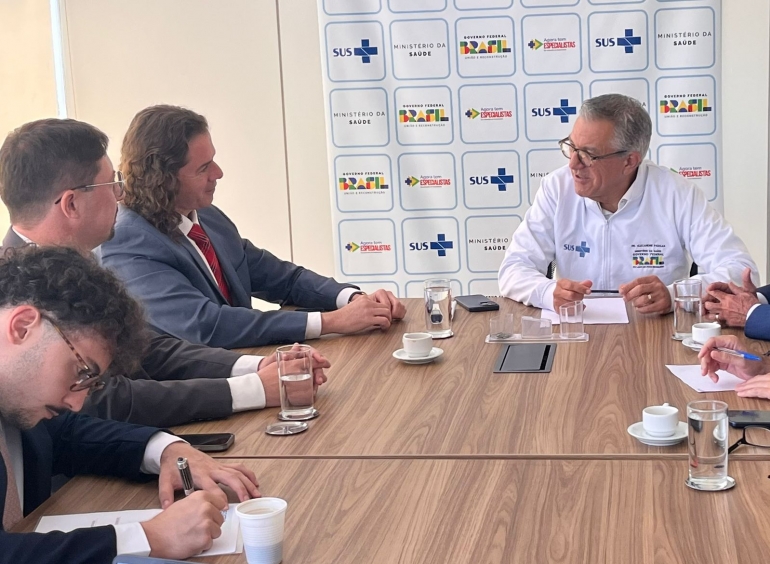 A pedido de Veneziano, Sousa recebe Unidade M�vel do Minist�rio da Sa�de para diagn�stico de c�ncer de mama e do colo do �tero