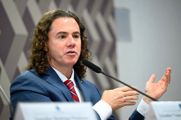 Projeto de Veneziano abona faltas para pais e m�es que acompanhem seus filhos com doen�as graves ou hospitalizados