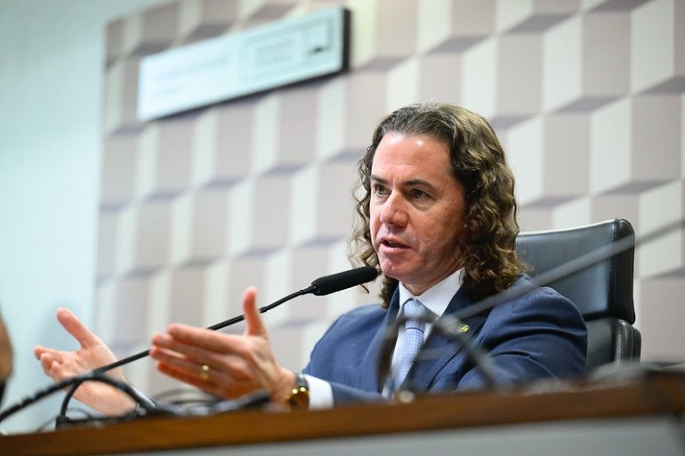 Veneziano anuncia posi��o favor�vel � PEC que prop�e a jornada de trabalho 5x2, com redu��o para 36 horas semanais