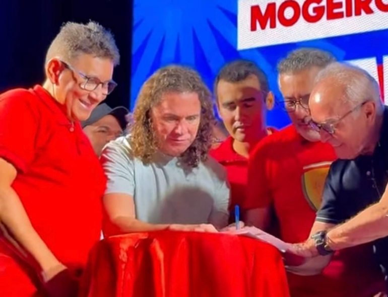 Com presen�a de Veneziano e C�cero, MDB filia prefeito de Mogeiro Ant�nio Ferreira em festa hist�rica