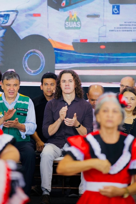 Ao lado do Ministro Wellington Dias, Veneziano participa de entrega de vans com acessibilidade a munic�pios paraibanos