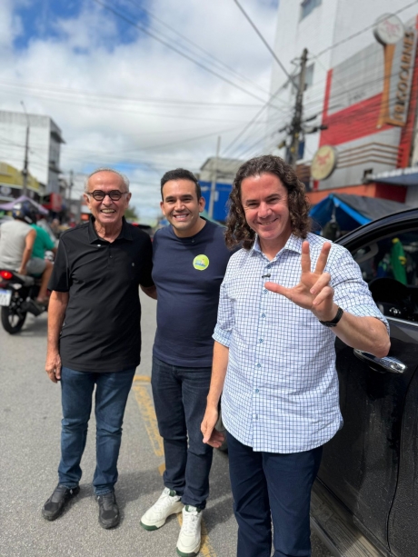 C�cero, Veneziano e Dr. Jhony visitam com�rcio e moradores de bairros da zona leste de Campina Grande neste domingo