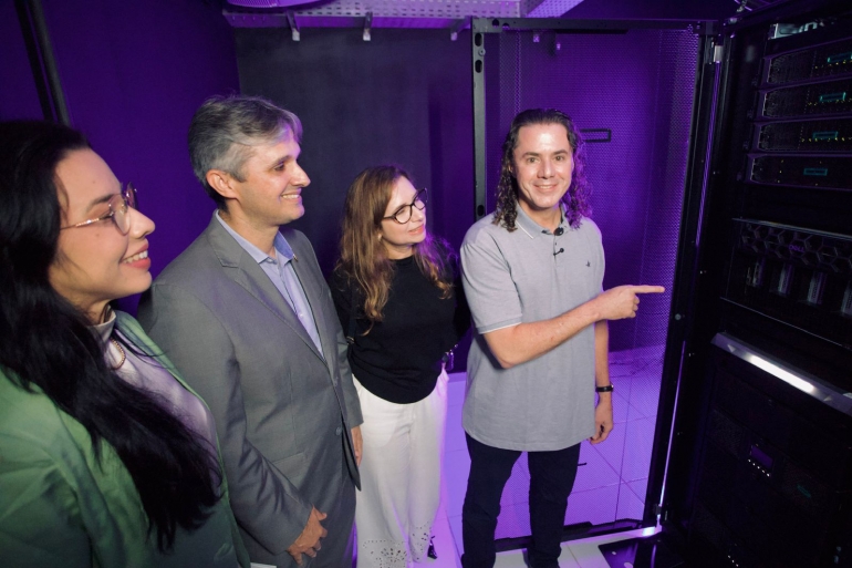 Supercomputador que faz mais de 14,7 quatrilh�es de opera��es matem�ticas por segundo conseguido por Veneziano chega � UFCG