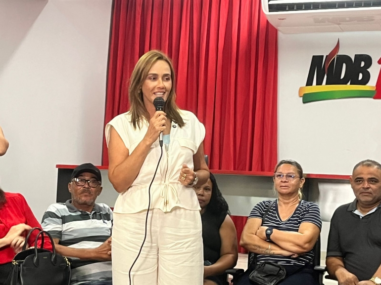 Pr�-candidata a deputada estadual, Ana Cl�udia re�ne apoiadores de v�rios munic�pios para ouvir ideias e definir propostas